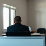 Salarié intérimaire en entretien avec un conseiller dans une agence d'emploi