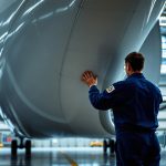 Technicien Airbus inspectant un fuselage dans un hangar aéronautique