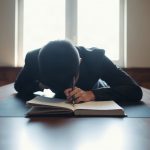 Personne prenant des notes lors d'une réunion professionnelle